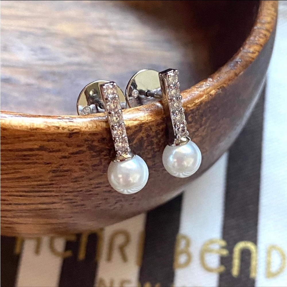 NWOT Henri Bendel Silver Tone Imitation Pearl Linear Earrings
